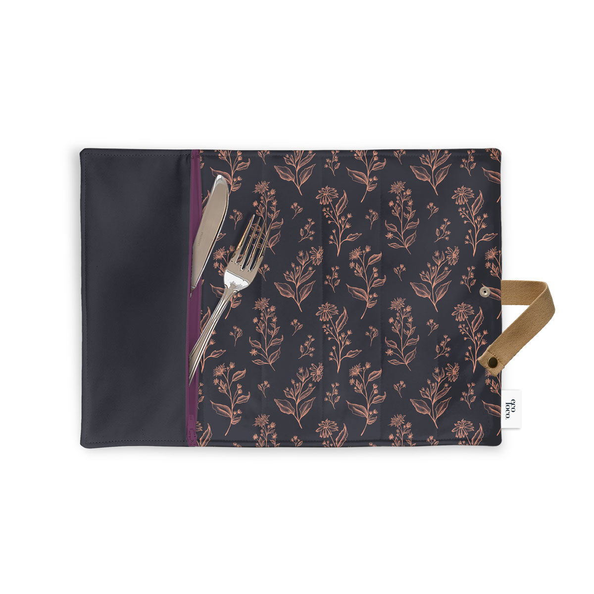 Napperon de textile réutilisable avec une pochette contenant une fourchette et un couteau argent fond blanc motif fleurs