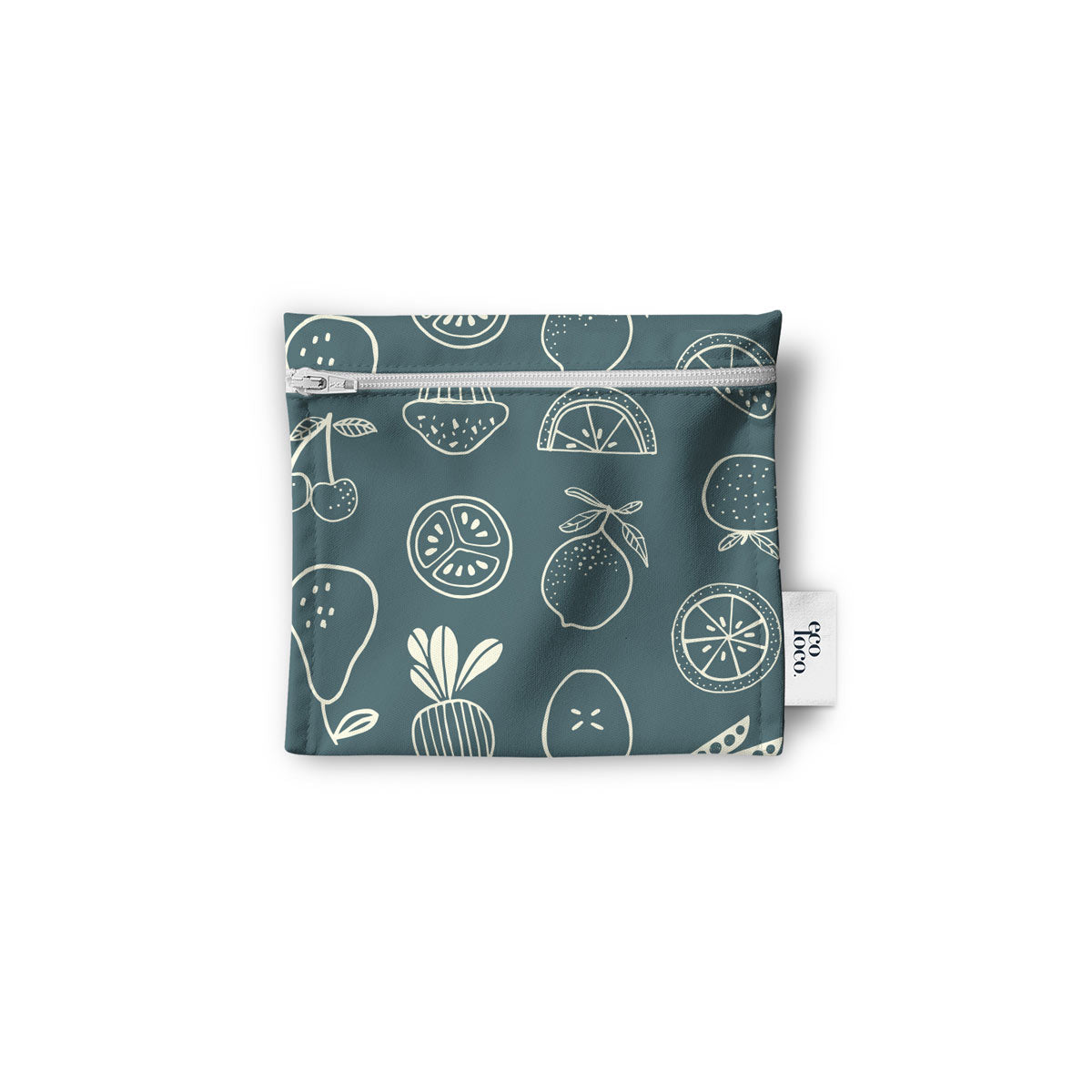 Un sac réutilisable en tissu pour les collations, sandwich, noix, biscuits, crudités, de couleur gris avec des dessins de citron, légumes, oranges, radis, muffins, cerises, petits pois, pommes. Le sac est à plat sur un fond blanc.