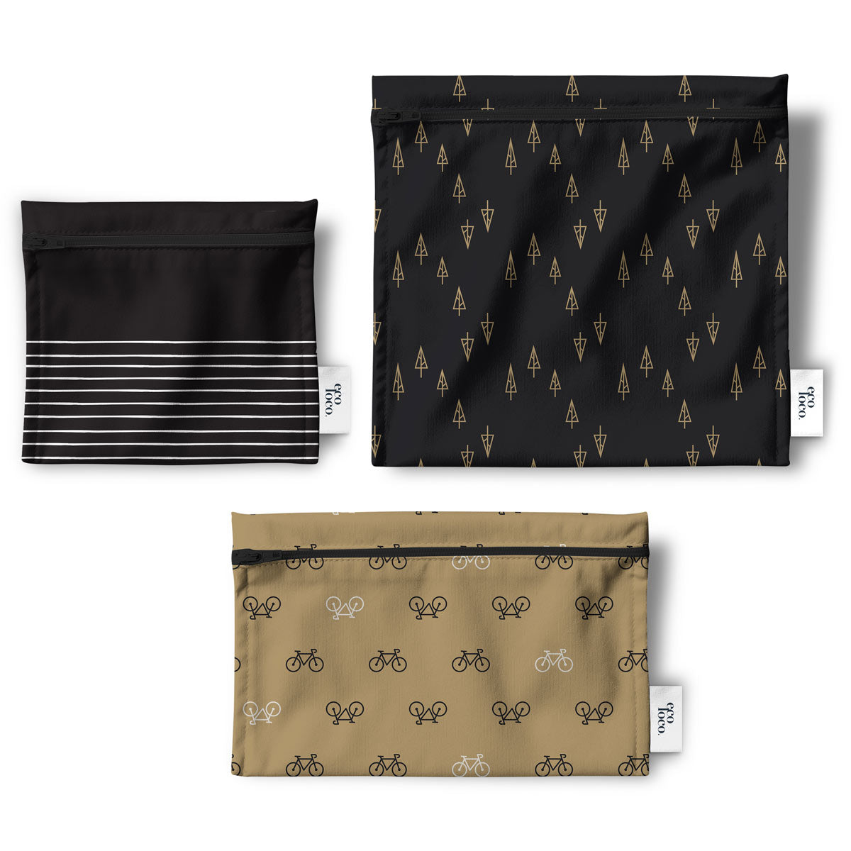 Trois sacs réutilisables en tissus pour les collations, sandwich, noix, biscuits, crudités, de couleur noir bronze et or avec des dessins de vélos, de sapins et de petites routes de lignes blanches. Les trois sacs sont à plat sur un fond blanc.