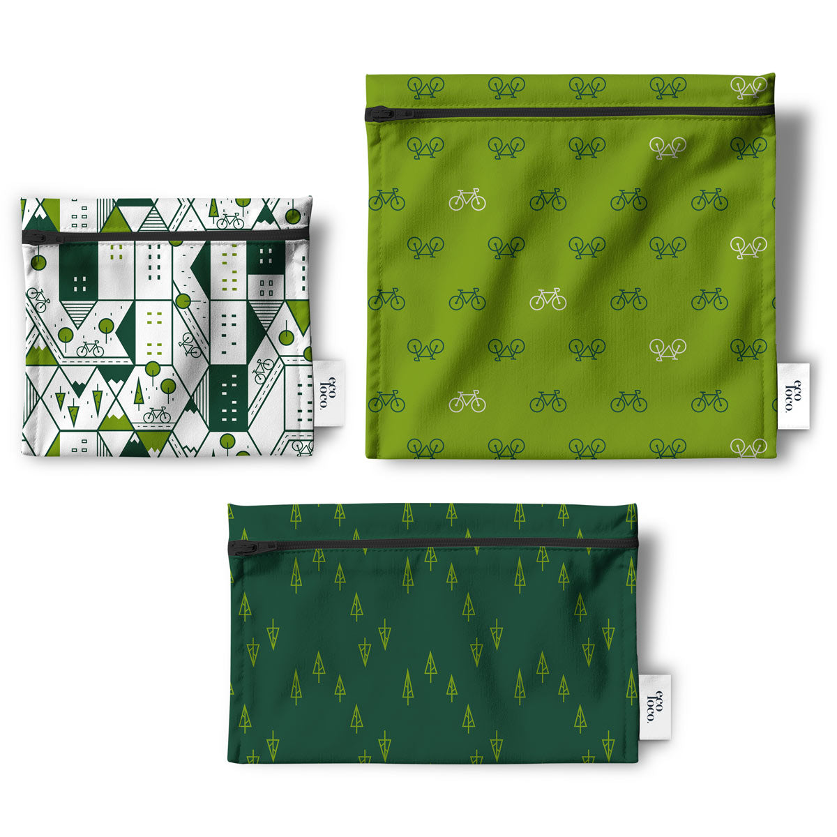 Trois sacs réutilisables en tissus pour les collations, sandwich, noix, biscuits, crudités, de couleur vertes avec des dessins de vélos, de sapins et de petites routes. Les trois sacs sont à plat sur un fond blanc.
