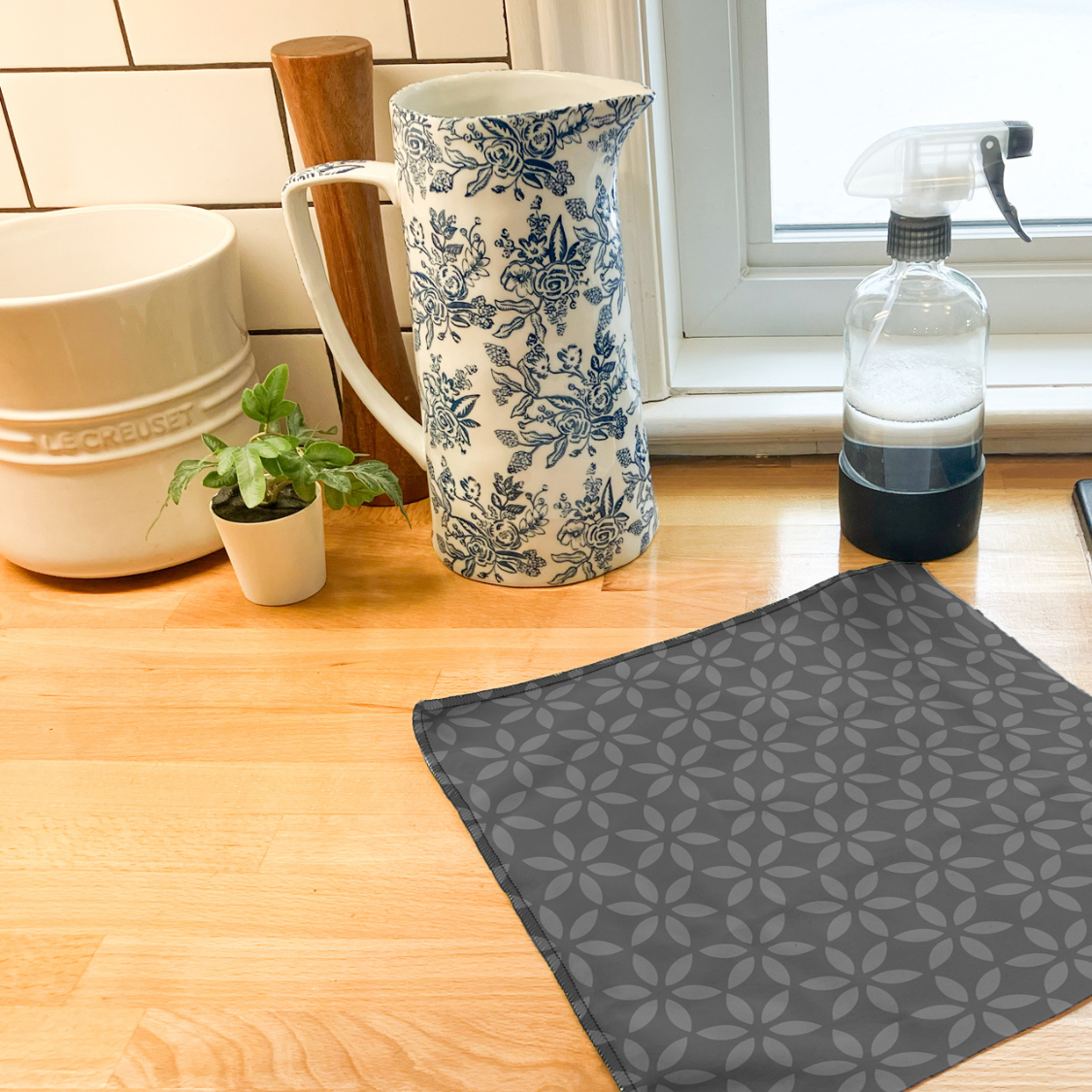 lingette pour vitre et miroir en microfibre avec un motif de fleur faite au Canada et sans trace.