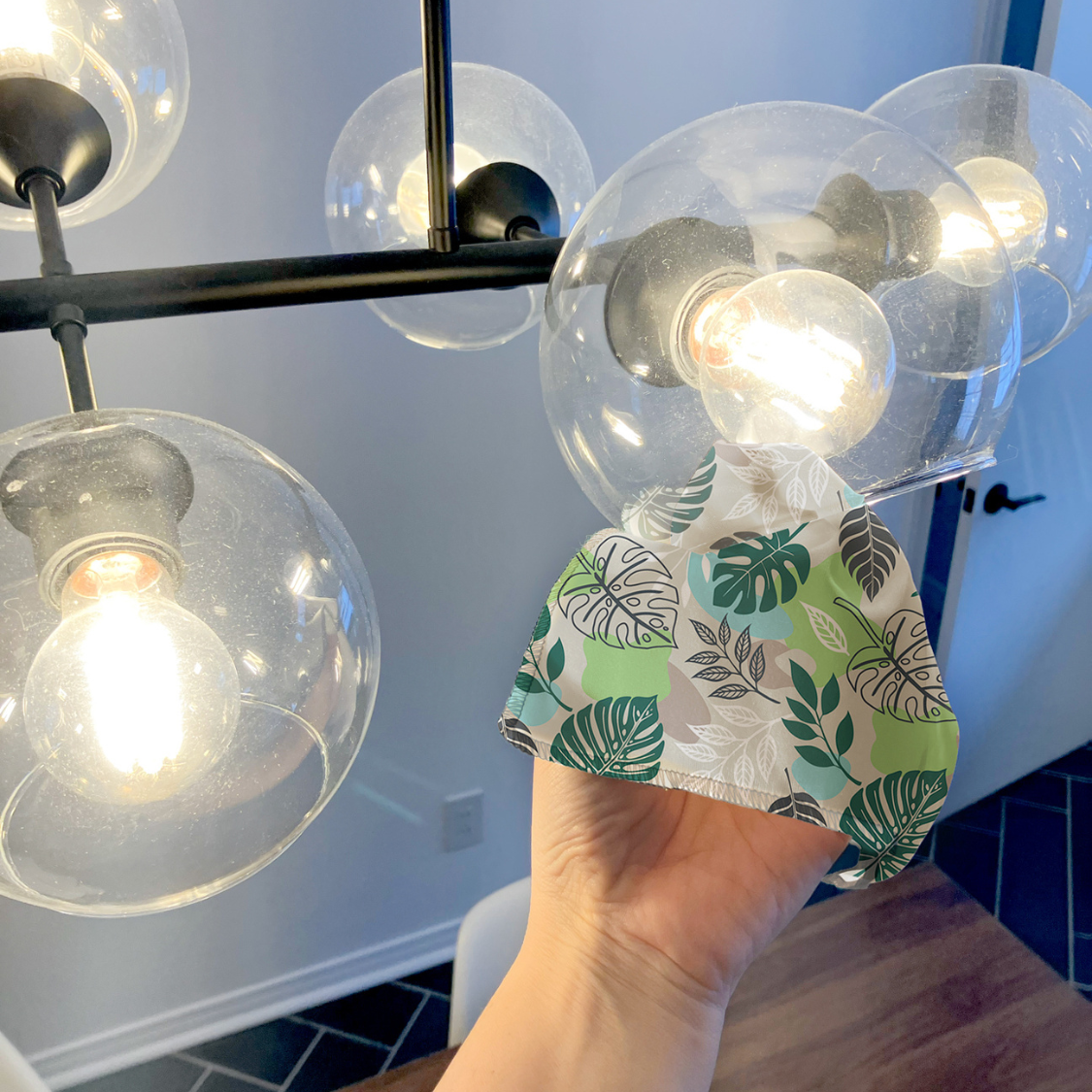 lingette pour vitre et miroir en microfibre avec un motif de feuilles et faite au Québec