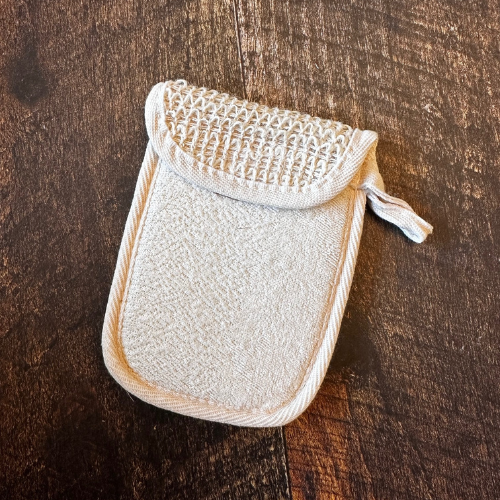 POchette à savon et exfoliante crème sur une planche en bois