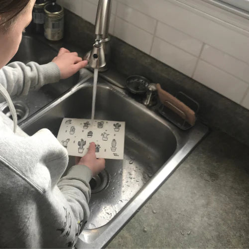 Un chiffon suédois, essuie-tout lavable, doit être mouillé pour être utiliser.