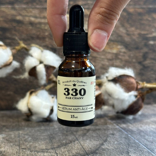 Sérum anti-âge dans une main, entièrement naturel et fait au Canada