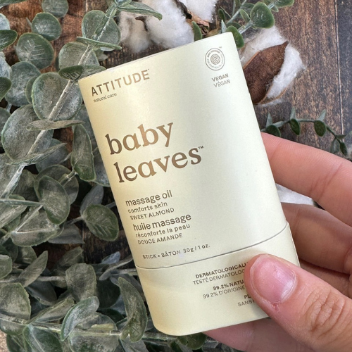 Baton à massage pour bébé dans un emballage de carton Attitude