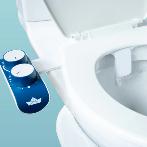 Jet du bidet de  toilette de la marque Bateau Bateau installé sur une toilette.