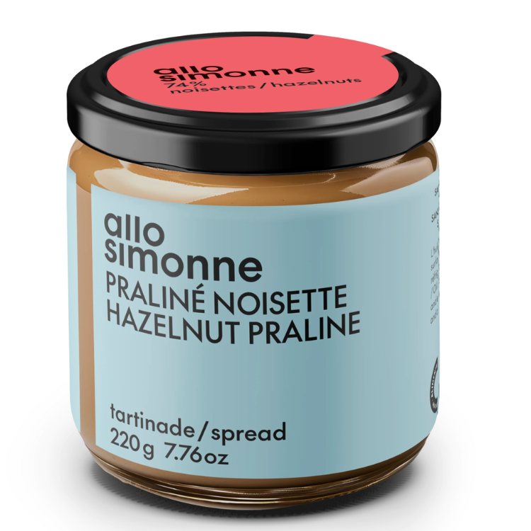 Pot de tartinade fait au Québec à la noisette pralinée de Allo Simonne avec une étiquette bleu et rouge sur un fond blanc.