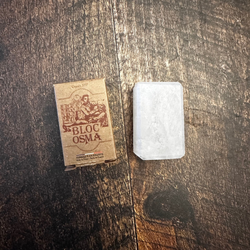 Bloc d'alun et sa boite sur une planche de bois