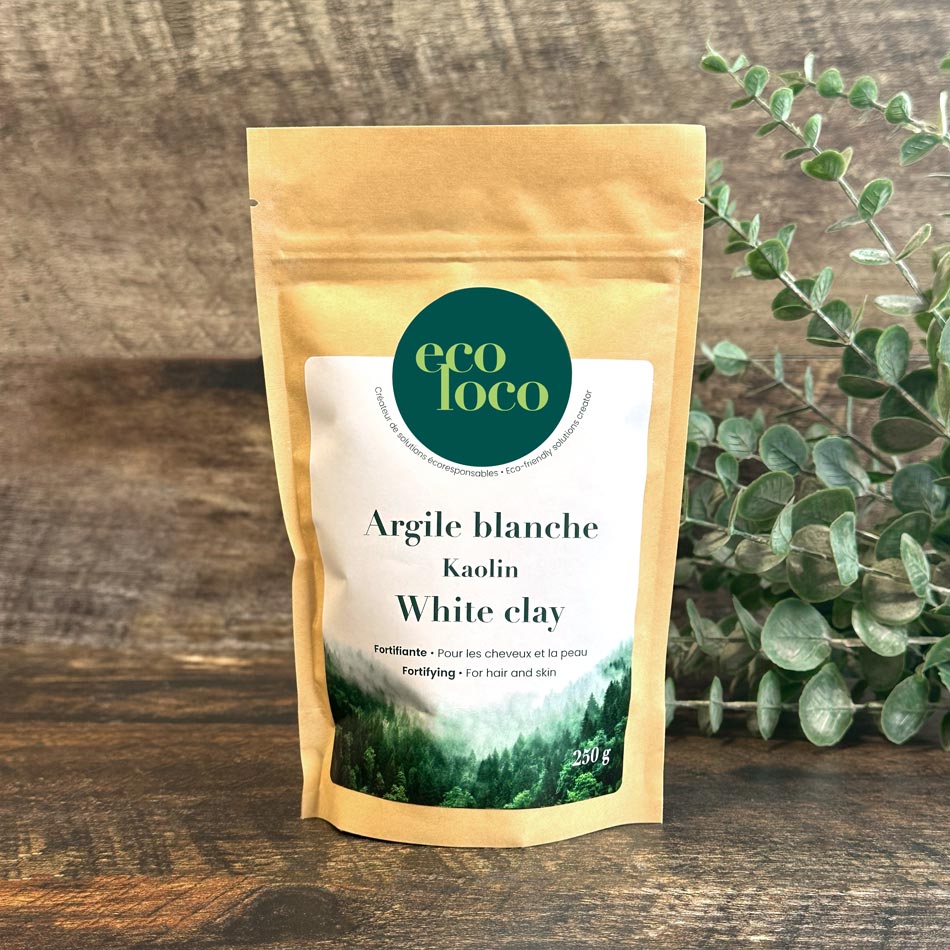 Pochette en papier kraft Eco Loco d'Argile blanche Kaolin sur un fond de mur en bois foncé avec des feuilles vertes