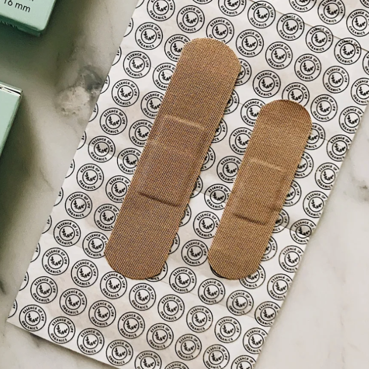 Deux formats de bandages naturels compostable déposés sur leur emballage écologique