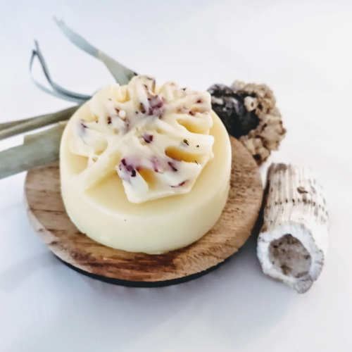 Barre de massage naturelle fondant sur la peau pendant le massage