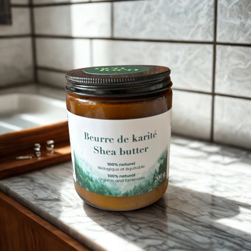 Pot de beurre de karité Eco Loco, 100 % naturel, biologique et équitable, posé sur un comptoir de salle de bain en marbre.