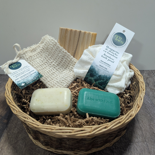 Ensemble spa écologique avec une pochette antigaspi pour savon, une fleur de douche sans plastique, un porte-savon en cèdre et 2 savons.