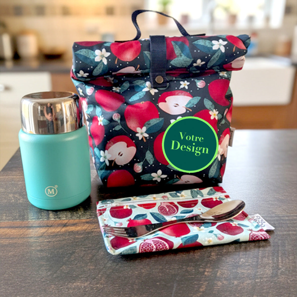 Boite à lunch à personnaliser avec la mention Votre Design ainsi qu'un sac à collation une cuillère et un thermos sur un compte dans une cuisine
