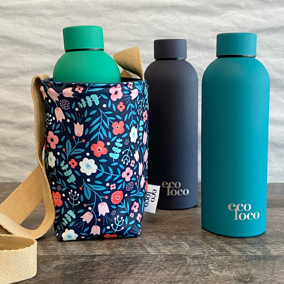 sac réutilisable lavable pour mettre une bouteille d'eau à motif de petites fleurs bleues avec trois bouteilles d'eau