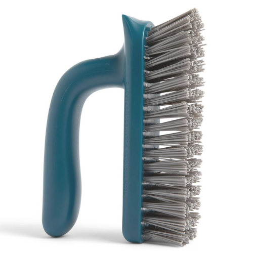 Brosse à récurer ou à plancher fabriquer à partir de filet de pêche sur un fond blanc.