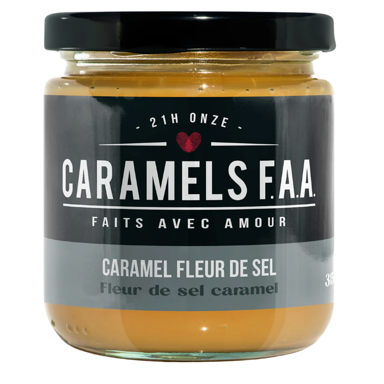 Une pot avec une étiquette sur la quel est inscrit Caramels FAA faits avec avoir caramel fleur de sel avec un couvercle noir sur un fond blanc.