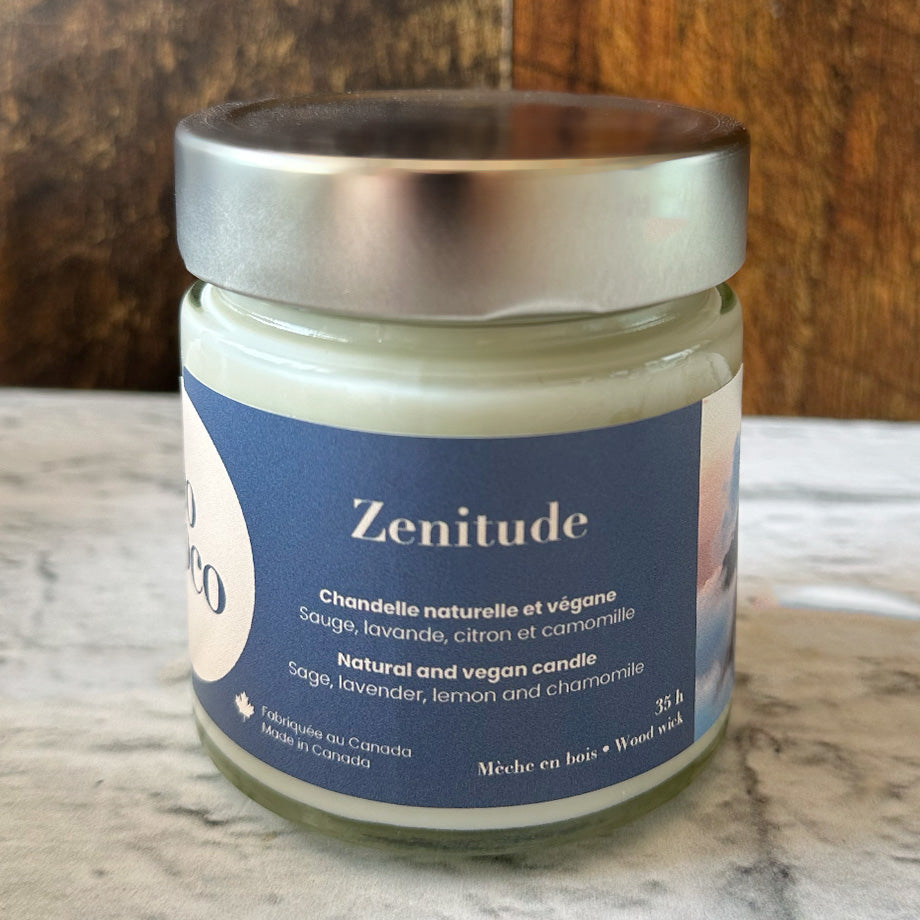 Chandelle naturelle et végane 35 heures sur un comptoir blanc avec un fond de bois fabriquée par Eco Loco de senteur Zenitude