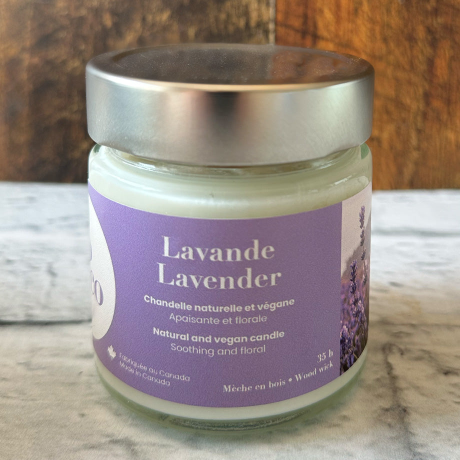 Chandelle naturelle et végane 35 heures sur un comptoir blanc avec un fond de bois fabriquée par Eco Loco de senteur Lavande