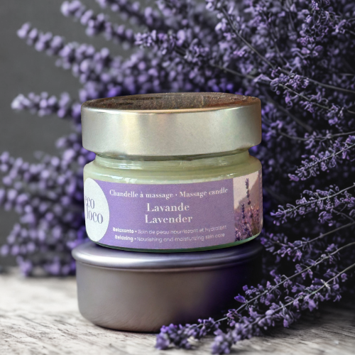 Chandelle à massage Eco Loco à la lavande, soin nourrissant et hydratant, posée devant un bouquet de fleurs séchées.