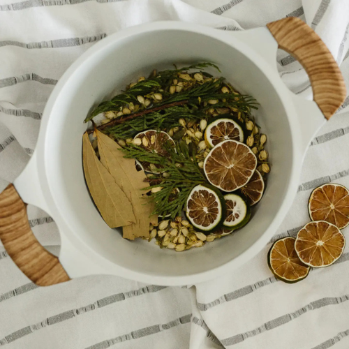 Chaudron rempli de pot-pourri à mijoté pour un parfum de maison naturel.