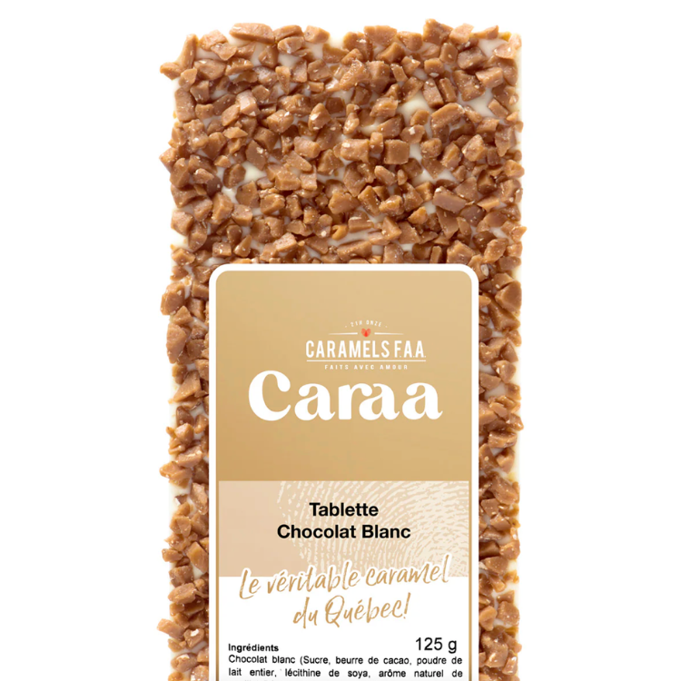 Tablette de chocolat blanc recouvert de pépites de caramel de la marque Caraa de Caramels FAA et une étiquette beige et blanche.