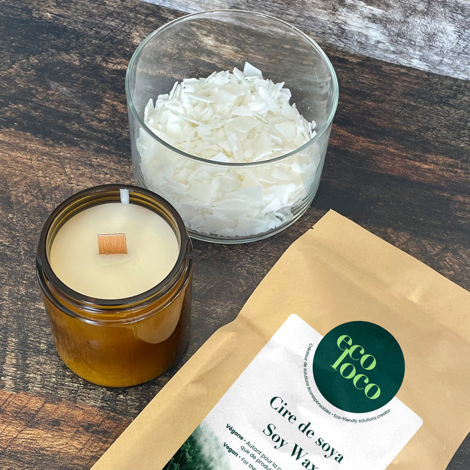 Pochette en papier kraft Eco Loco de Cire de soya sur un comptoir de bois avec des copeaux de cire et une chandelle bougie ouverte