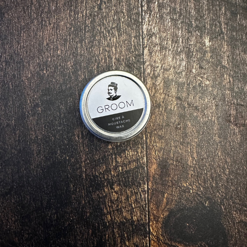 Cire à moustache sur une planche de bois