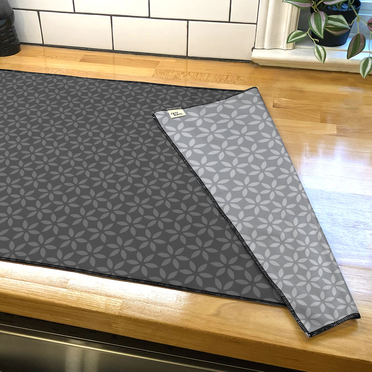 Linge à vaisselle en microfibre fait au Québec étendu sur un comptoir et avec des motifs de fleurs