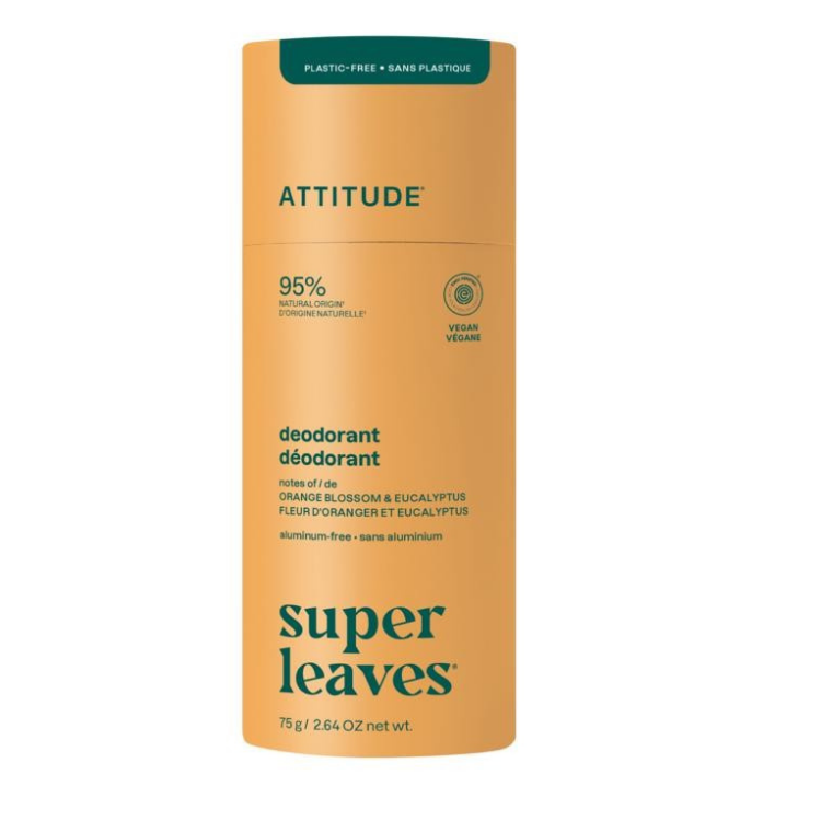 Tube de déodorant dans un tube de carton orangé compostab fleur d'oranger et d'eucalyptus de la marque Attitude sur un fond blanc écrit en gros Super Leaves