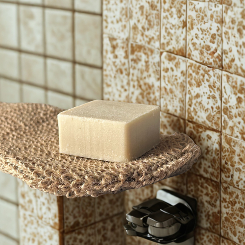 Shampoing en barre sans parfum dépose sur un gant de jute Unscented Company