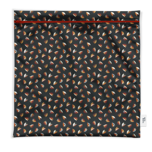 Sac de congélation lavable avec un motif de plumes et fait à partir de bouteilles de plastique recyclées, au Québec.