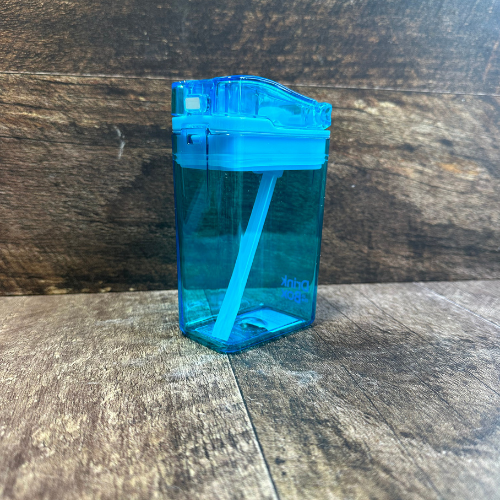 Boite à jus réutilisable bleu de la marque Drink in a box