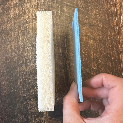 Comparaison d'une éponge en cellulose blanche gonflée avec une éponge en cellulose biodégradable bleu non gonflée.