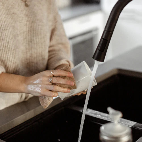 Les récurants à vaisselle sont faits au Canada à partir de coquilles de noix de grenoble et lave la vaisselle.