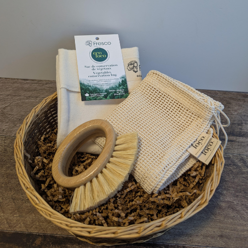 Ensemble cadeau corporatif pour légumes comprenant un sac de conservation de Légumes Fresco, deux sacs d'achat de fruits et légumes et une brosse à légumes.