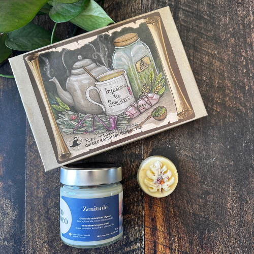 Ensemble réconfortant comprenant une chandelle en cire de soya, une barre à massage et un confret de tisane de la forêt boréale sur une planche en bois.
