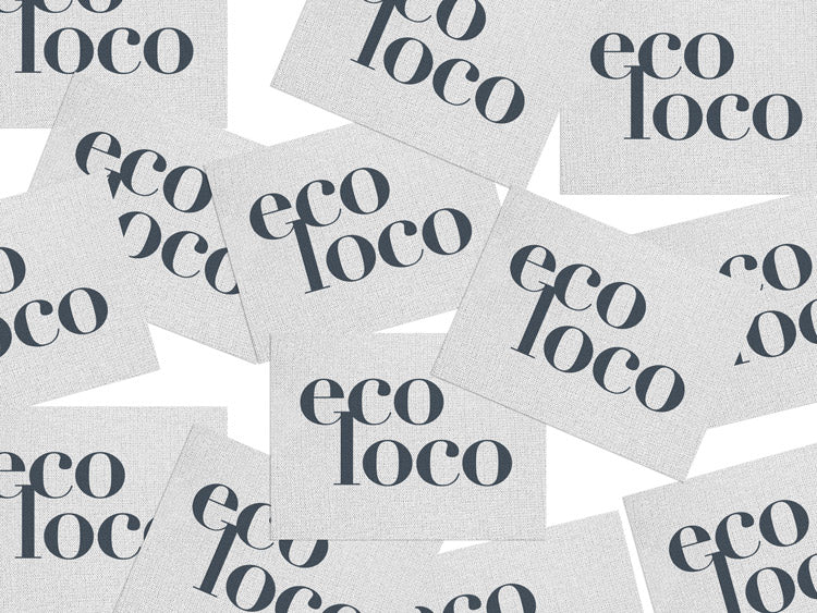 Plusieurs petites étiquettes de tissus sur fond blanc avec le logo Eco Loco pour mettre sur les objets promotionnels ecolo