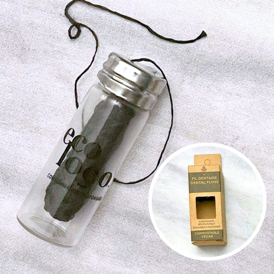 Un contenant en vitre transparent indiquant le logo de Eco Loco contenant une bobine de fil soie dentaire noire et une petite image de la boite de carton du produit avec les mentions Fil dentaire Dental floss compostable Vegan