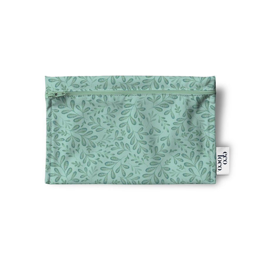 Un sac réutilisable en tissu pour les collations, noix, biscuits, crudités, de couleur gris vert pâle avec des feuilles vertes. Le sac est à plat sur un fond blanc et a une étiquette Eco Loco