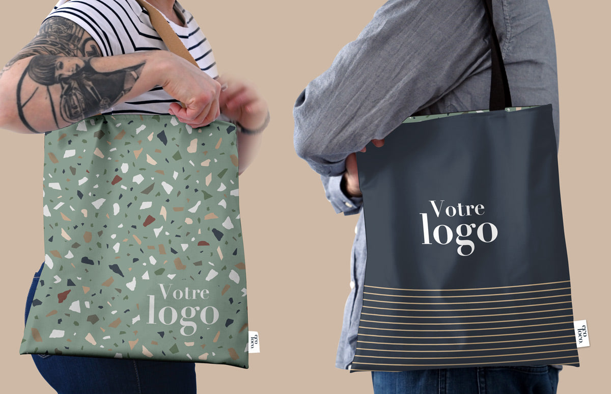 Une femme et un homme avec chacun un sac fourre-tout qui a été personnalisé comme objet promotionnel écolo sur fond beige
