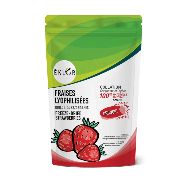 Un sac vert, blanc et rouge avec des fraises locales biologiques lyophilisés, une collation craquante, légère et 100% naturelle.