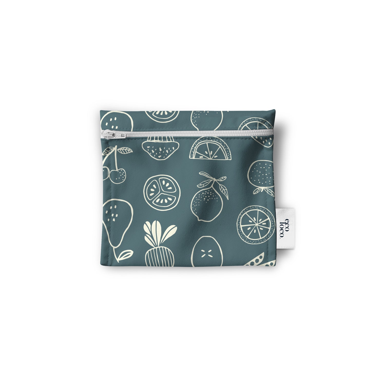 Un sac réutilisable en tissu pour les collations, noix, biscuits, crudités, de couleur bleu gris avec des citrons, tomates, cerises et pommes de couleur blanche. Le sac est à plat sur un fond blanc.