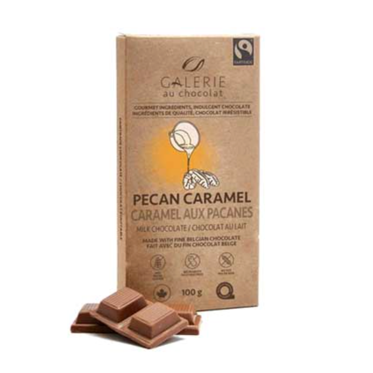 Une boite de couleur kraft contenant les écriture Galerie au chocolat pecan caramel et deux morceaux de chocolat sur un fond blanc.