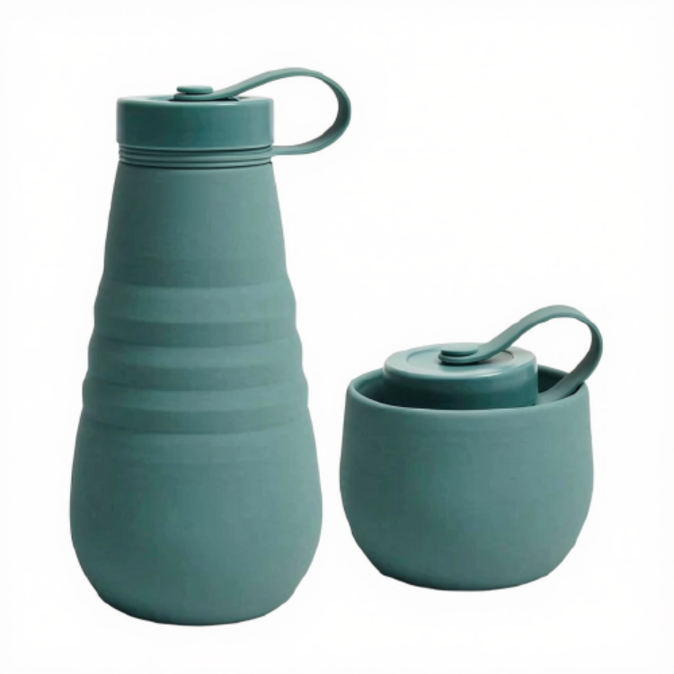 Une image montrant une gourde en silicone rétractable de couleur eucalyptus dans son format allongé et son format rétracté sur fond blanc.
