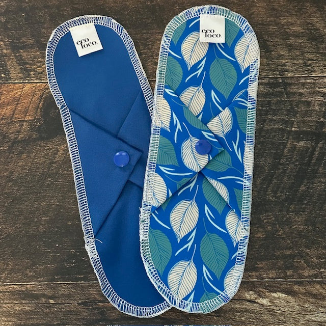 Serviettes hygiéniques maxi lavables avec des motifs de feuilles.