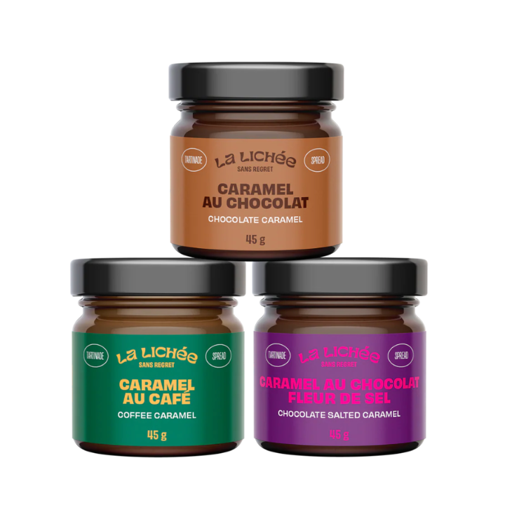 Trio de caramel de la marque la lichée comprenant le caramel au chocolat, le caramel au café et le caramel fleur de sel sur un fond blanc.