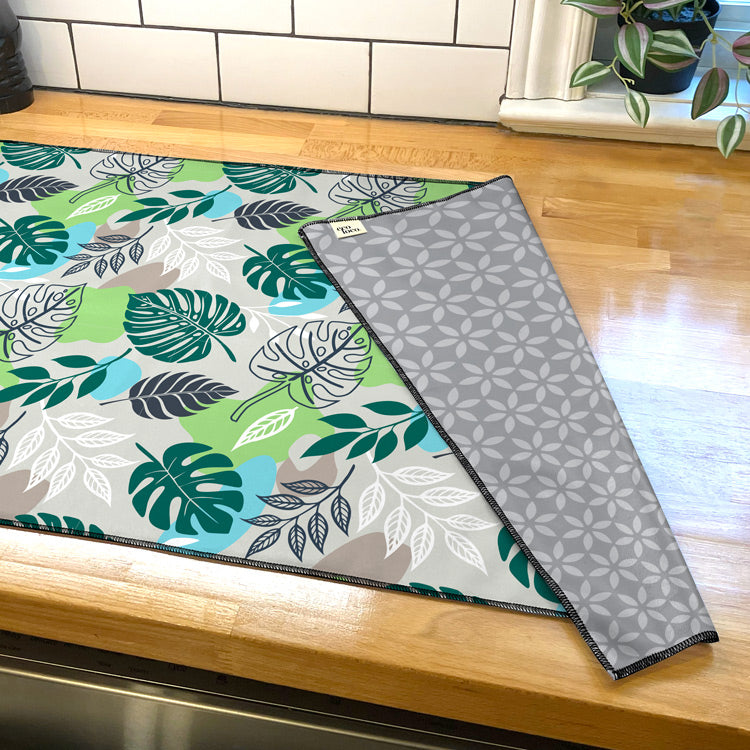 Linge à vaisselle fait au québec en microfribre avec un motif de feuilles tropicales