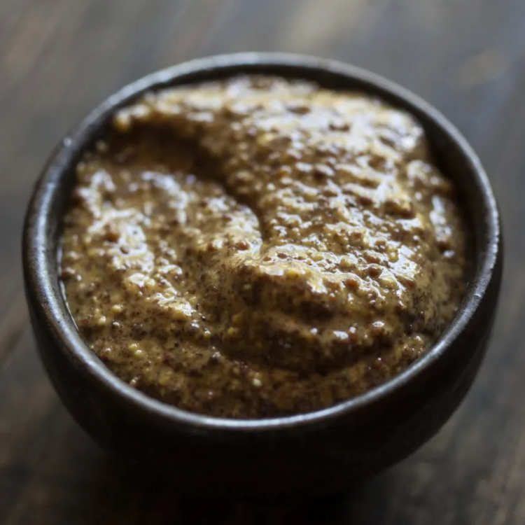Pot de moutarde sauvage au vin de la marque Gourmet sauvage démontrant son onctuosité et sa richesse culinaire. Vendu par Eco Loco
